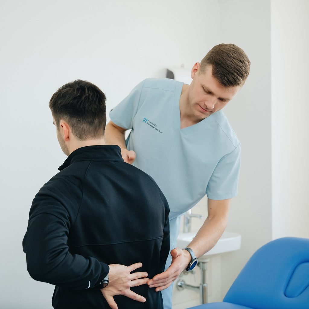 Personne faisant des étirements pour soulager son mal de dos .
